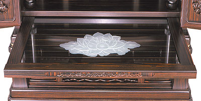 　膳引きはガラスに飾り絵付き